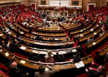 França aprova lei que inocenta mulheres condenadas por aborto antes de 1975, mas não prevê indenização.