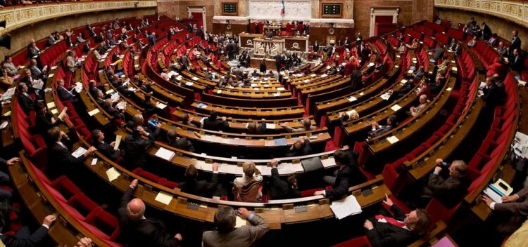 França aprova lei que inocenta mulheres condenadas por aborto antes de 1975, mas não prevê indenização.