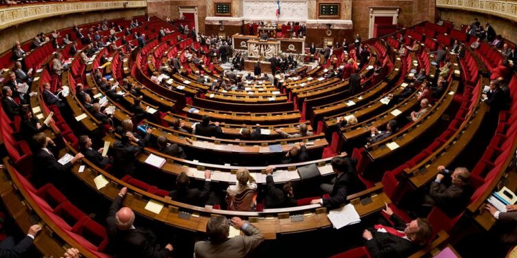 França aprova lei que inocenta mulheres condenadas por aborto antes de 1975, mas não prevê indenização.