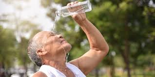 Ondas de calor mais intensas estão alterando o funcionamento do cérebro e agravando doenças como epilepsia, AVC e demência. Entenda riscos e impactos.