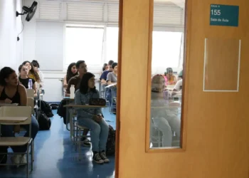 Perdão é o foco da redação da Fuvest 2026, que ofereceu dissertação e carta como opções; especialistas analisam abordagem filosófica.