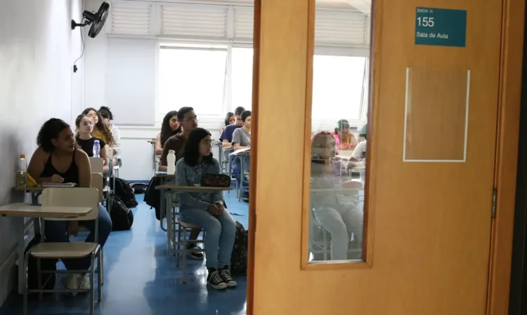 Perdão é o foco da redação da Fuvest 2026, que ofereceu dissertação e carta como opções; especialistas analisam abordagem filosófica.