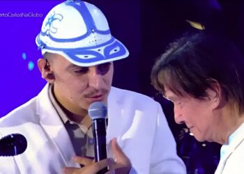 Cantor esclareceu nas redes sociais que não houve desconforto durante apresentação com Roberto Carlos.