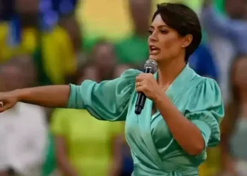Declaração de Michelle Bolsonaro gera reação dos filhos do ex-presidente.