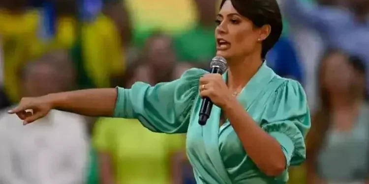 Declaração de Michelle Bolsonaro gera reação dos filhos do ex-presidente.