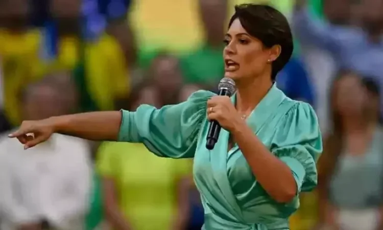 Declaração de Michelle Bolsonaro gera reação dos filhos do ex-presidente.