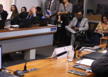 CCJ do Senado adia votação do PL Antifacção após pedido de vista. Substitutivo de Alessandro Vieira prevê Cide-bet e alterações no enquadramento de facções criminosas. Entenda os pontos do debate.