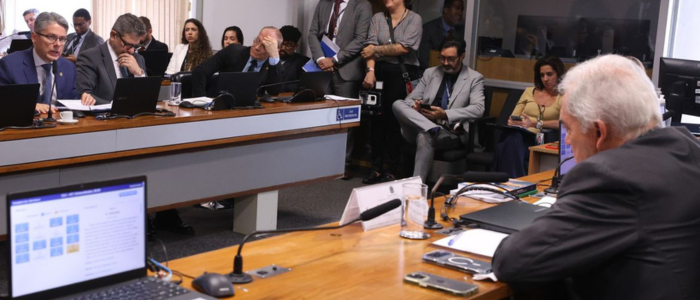 CCJ do Senado adia votação do PL Antifacção após pedido de vista. Substitutivo de Alessandro Vieira prevê Cide-bet e alterações no enquadramento de facções criminosas. Entenda os pontos do debate.