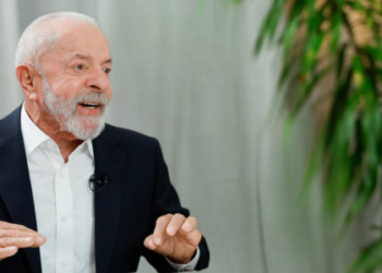 Lula critica o unilateralismo dos EUA, defende diálogo diplomático e comenta crise envolvendo apreensão de petroleiro venezuelano. Entenda os impactos da tensão na América Latina.