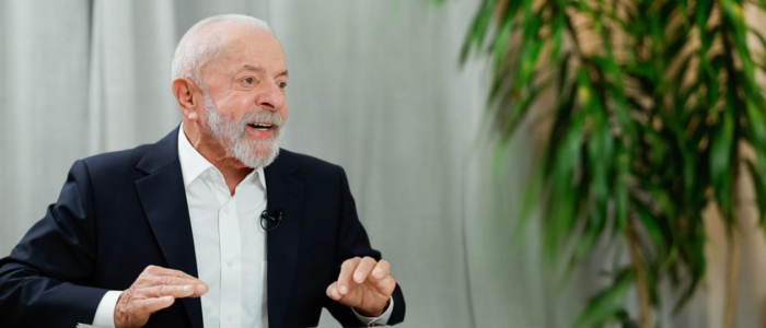 Lula critica o unilateralismo dos EUA, defende diálogo diplomático e comenta crise envolvendo apreensão de petroleiro venezuelano. Entenda os impactos da tensão na América Latina.