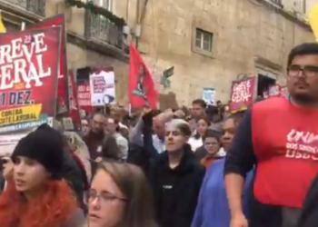 Governo português convoca UGT para negociar reformas trabalhistas após greve geral que parou transportes e serviços públicos; sindicatos rejeitam flexibilização proposta.