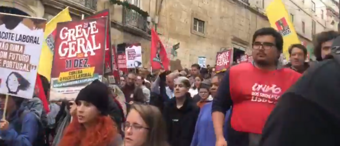 Governo português convoca UGT para negociar reformas trabalhistas após greve geral que parou transportes e serviços públicos; sindicatos rejeitam flexibilização proposta.