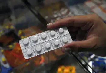 A vitamina C tem benefícios, mas não impede ou cura o resfriado. Saiba o que os estudos dizem sobre o seu efeito nos sintomas da gripe.