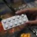 A vitamina C tem benefícios, mas não impede ou cura o resfriado. Saiba o que os estudos dizem sobre o seu efeito nos sintomas da gripe.