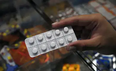A vitamina C tem benefícios, mas não impede ou cura o resfriado. Saiba o que os estudos dizem sobre o seu efeito nos sintomas da gripe.