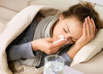Médicos explicam quando se isolar e como evitar transmitir gripe à família.