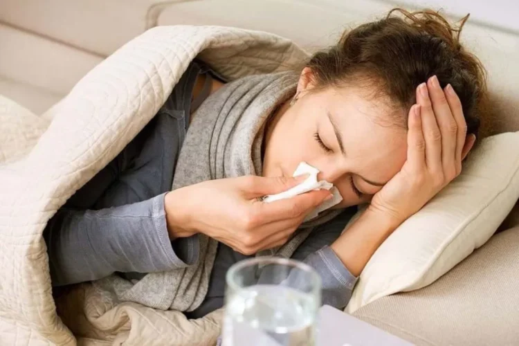 Médicos explicam quando se isolar e como evitar transmitir gripe à família.