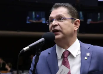 PF deflagra operação contra líderes do PL na Câmara para investigar desvio de recursos da cota parlamentar e lavagem de dinheiro.