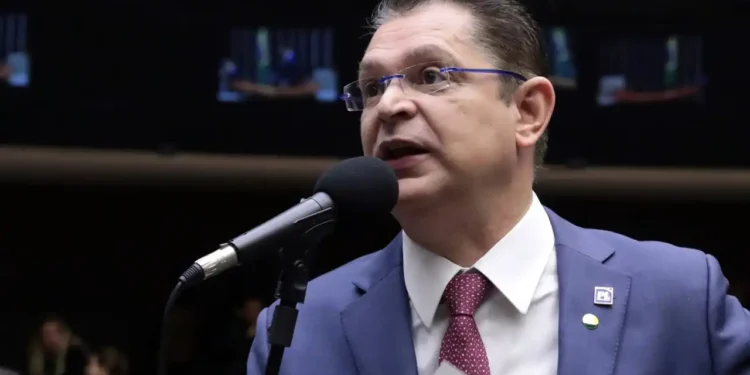 PF deflagra operação contra líderes do PL na Câmara para investigar desvio de recursos da cota parlamentar e lavagem de dinheiro.