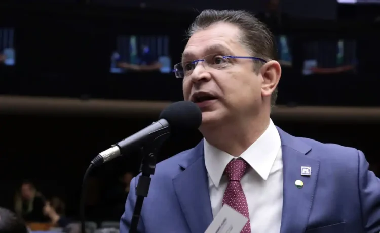 PF deflagra operação contra líderes do PL na Câmara para investigar desvio de recursos da cota parlamentar e lavagem de dinheiro.