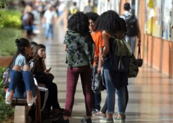 Universidades federais terão orçamento menor em 2026, com impacto na assistência estudantil.