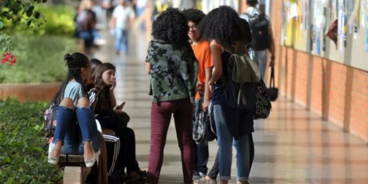 Universidades federais terão orçamento menor em 2026, com impacto na assistência estudantil.