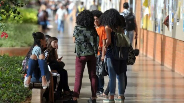 Universidades federais terão orçamento menor em 2026, com impacto na assistência estudantil.