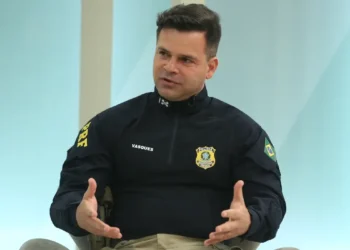 Ex-diretor da PRF Silvinei Vasques foi preso no Paraguai ao tentar embarcar para El Salvador após romper tornozeleira eletrônica.