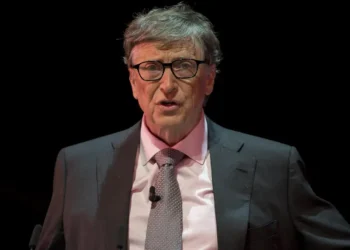 Bill Gates afirma que o avanço da inteligência artificial pode facilitar o bioterrorismo e defende regras globais de governança.