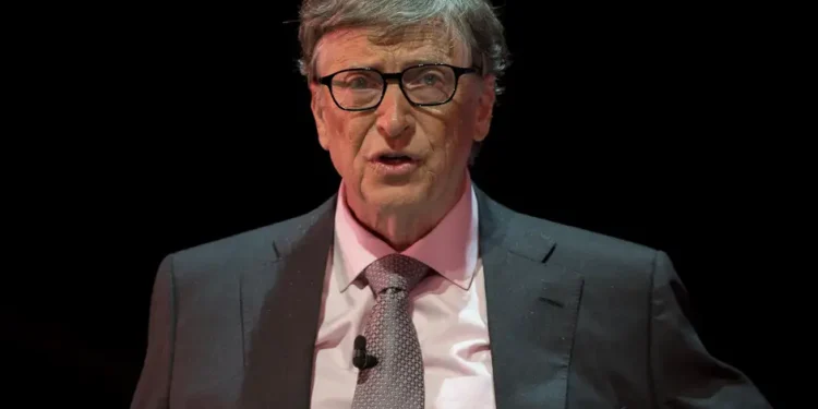 Bill Gates afirma que o avanço da inteligência artificial pode facilitar o bioterrorismo e defende regras globais de governança.