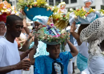 Festa de Iemanjá no Arpoador reúne casas de umbanda e candomblé, música, cortejo e rituais em evento reconhecido como patrimônio cultural do Rio.