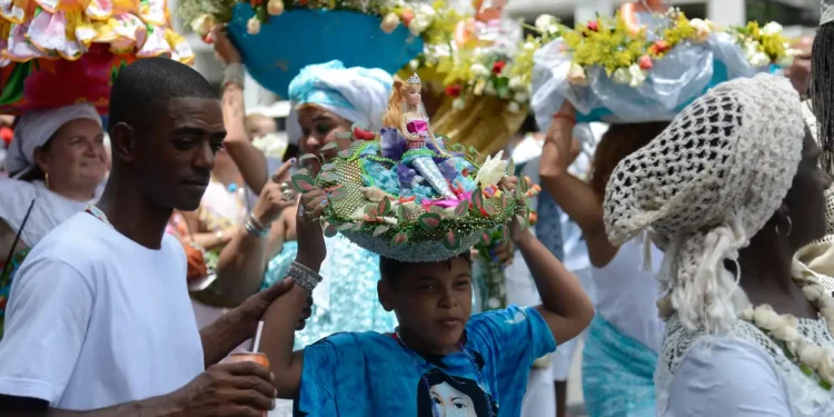 Festa de Iemanjá no Arpoador reúne casas de umbanda e candomblé, música, cortejo e rituais em evento reconhecido como patrimônio cultural do Rio.