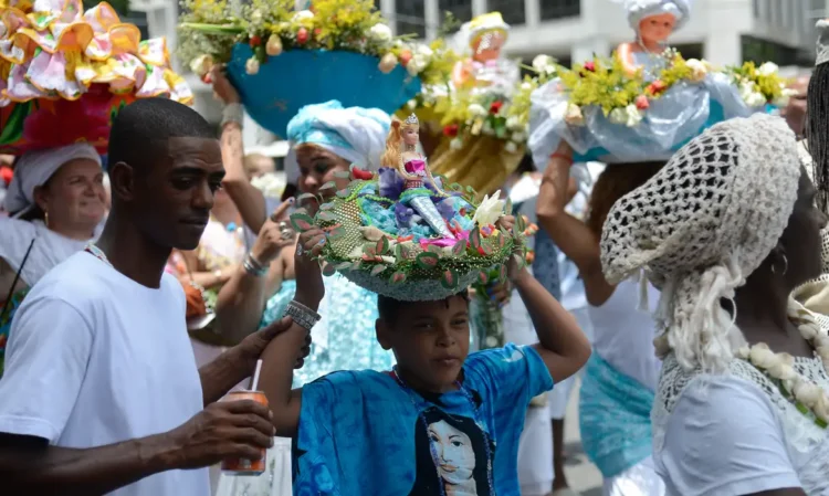 Festa de Iemanjá no Arpoador reúne casas de umbanda e candomblé, música, cortejo e rituais em evento reconhecido como patrimônio cultural do Rio.