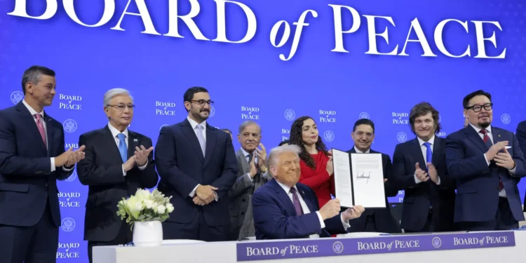 Proposta de conselho liderado por Trump para Gaza concentra poder e enfrenta resistência internacional.