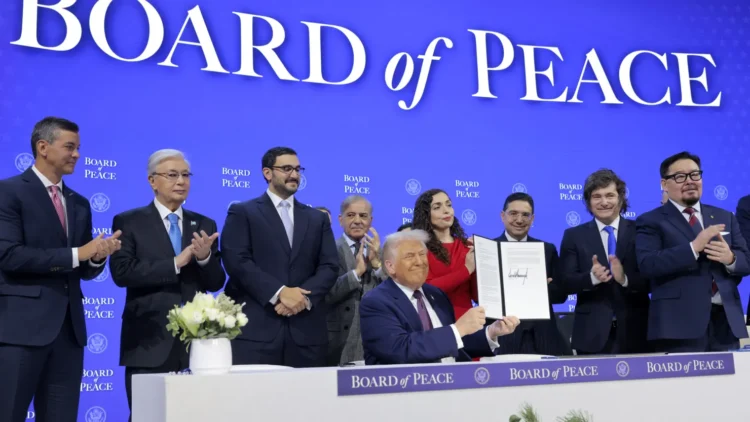 Proposta de conselho liderado por Trump para Gaza concentra poder e enfrenta resistência internacional.