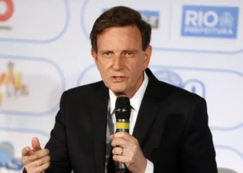 Ministério Público do RJ denuncia Marcelo Crivella e outros dez por improbidade administrativa, apontando esquema de fraude em licitação e pagamento de R$ 32 milhões em propina.