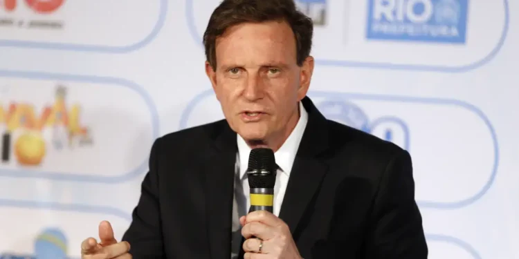 Ministério Público do RJ denuncia Marcelo Crivella e outros dez por improbidade administrativa, apontando esquema de fraude em licitação e pagamento de R$ 32 milhões em propina.