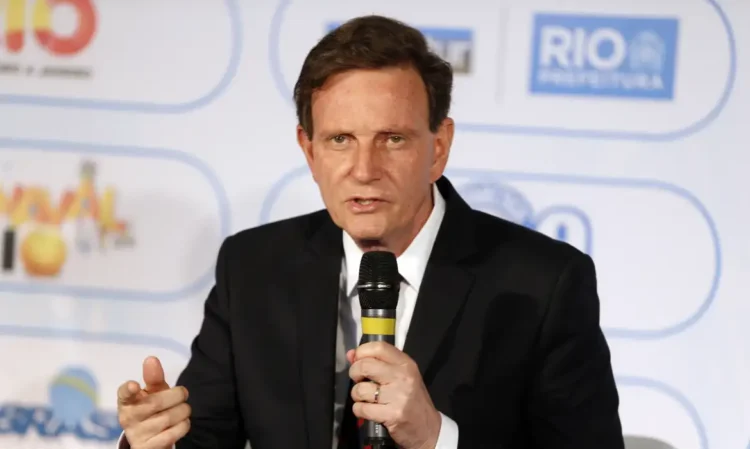Ministério Público do RJ denuncia Marcelo Crivella e outros dez por improbidade administrativa, apontando esquema de fraude em licitação e pagamento de R$ 32 milhões em propina.
