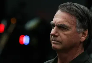 Alexandre de Moraes determina transferência de Jair Bolsonaro para prisão de segurança máxima após condenação por tentativa de golpe. Entenda os desdobramentos.