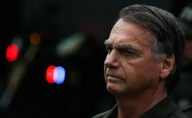 Alexandre de Moraes determina transferência de Jair Bolsonaro para prisão de segurança máxima após condenação por tentativa de golpe. Entenda os desdobramentos.