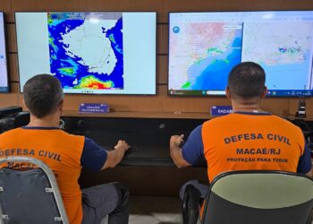 Defesa Civil de Macaé emite aviso para ventos intensos com rajadas de até 61 km/h até segunda-feira e reforça cuidados para evitar acidentes.