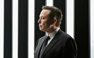 O Reino Unido estuda medidas duras contra a plataforma X após denúncias de uso do chatbot Grok para criar deepfakes sexuais não consensuais.