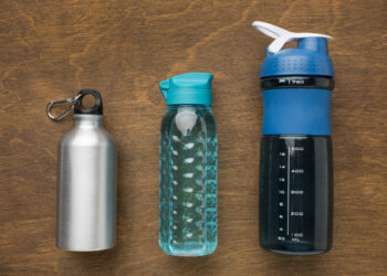 Pesquisa revela que limpeza inadequada de garrafas de água favorece proliferação de germes e fungos.