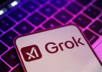Indonésia bloqueia temporariamente o Grok, chatbot de Elon Musk, após preocupações com a criação de deepfakes sexuais e falhas na proteção digital.