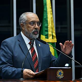 Quatro PECs sobre o fim da jornada 6x1 voltam a avançar no Congresso. Governo aposta em mobilização social enquanto setor produtivo alerta para impactos econômicos.