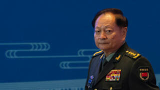 Investigação contra Zhang Youxia revela suspeitas de espionagem nuclear e corrupção, abalando o alto comando do Exército chinês.