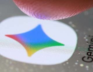 Papéis da Apple sobem após revelação de planos para substituir a Siri por um chatbot de IA integrado, em movimento que fortalece expectativas do mercado antes do balanço trimestral.