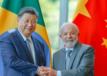 Lula anuncia isenção de visto para cidadãos chineses em viagens de curta duração, em reciprocidade à política da China para brasileiros.