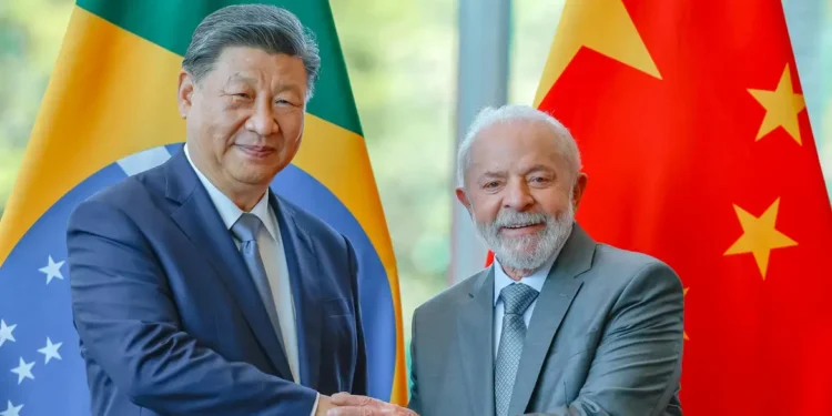 Lula anuncia isenção de visto para cidadãos chineses em viagens de curta duração, em reciprocidade à política da China para brasileiros.