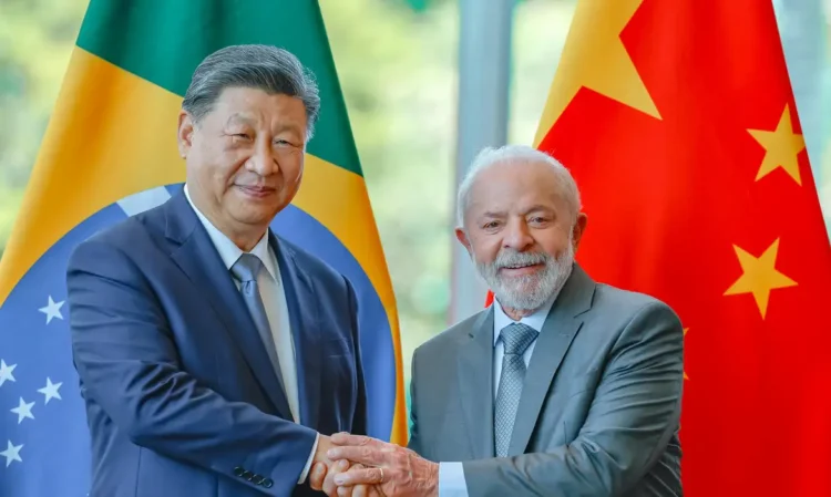 Lula anuncia isenção de visto para cidadãos chineses em viagens de curta duração, em reciprocidade à política da China para brasileiros.